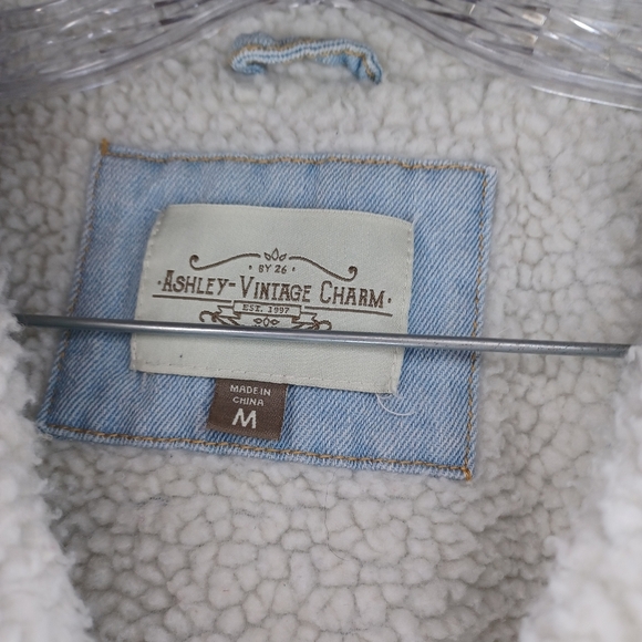 Ashley Vintage Charm Lightwash Distressed Denim Trucker Jacket Sherpa Lined - Picture 6 of 13